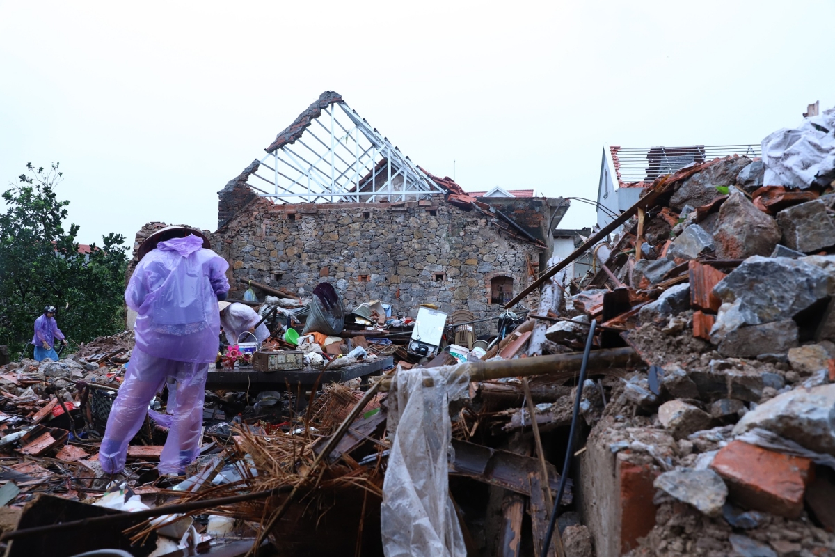 Bà con lối xóm cùng chia sẻ, cùng chung tay dọn dẹp đống đổ nát