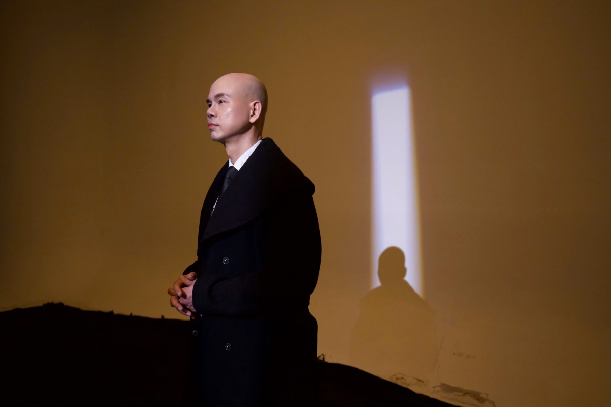 Phan Đinh Tùng vừa đánh dấu sự trở lại với ca khúc "Thiên la địa võng"