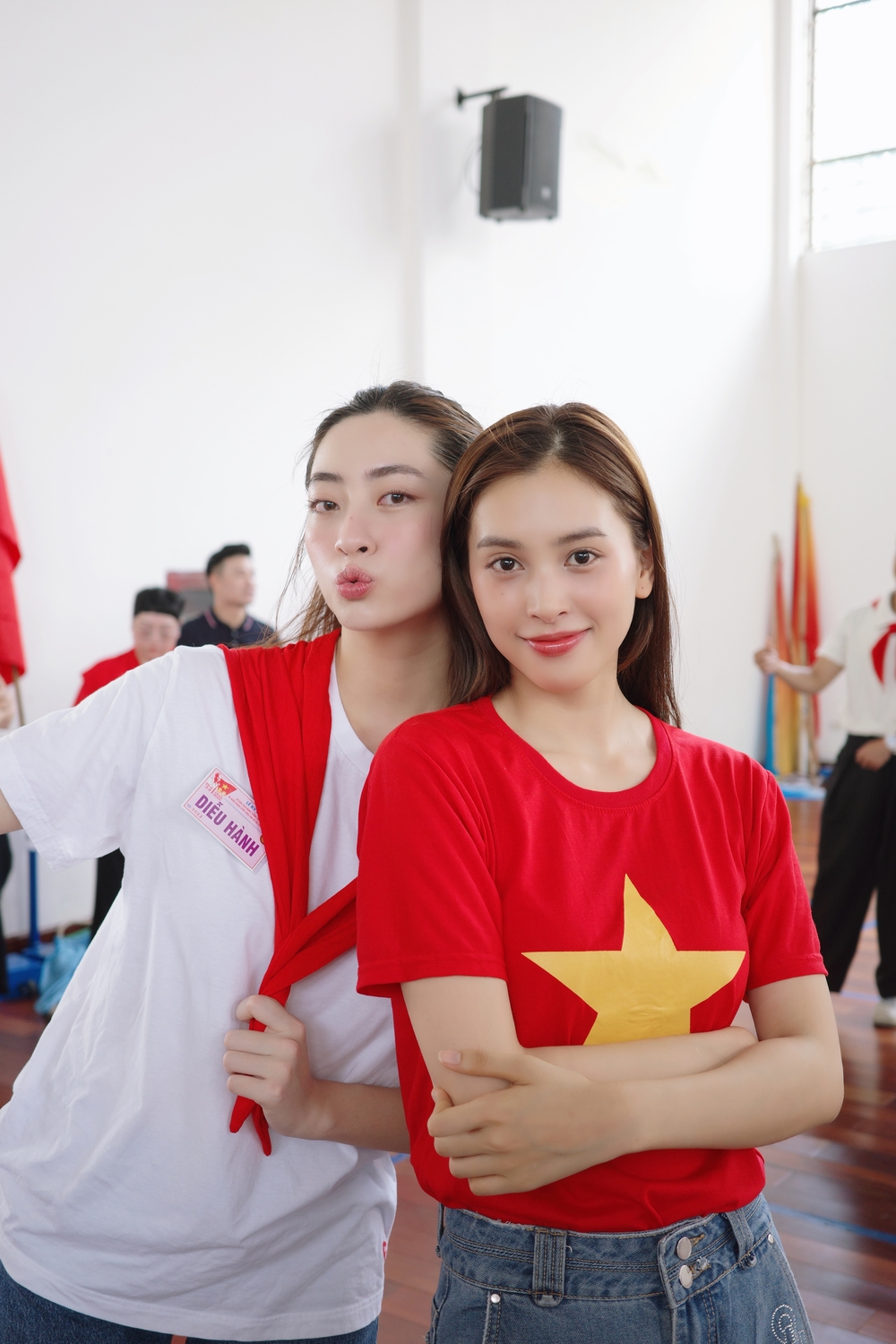 Hoa hậu Lương Thùy Linh (trái) và Hoa hậu Tiểu Vy