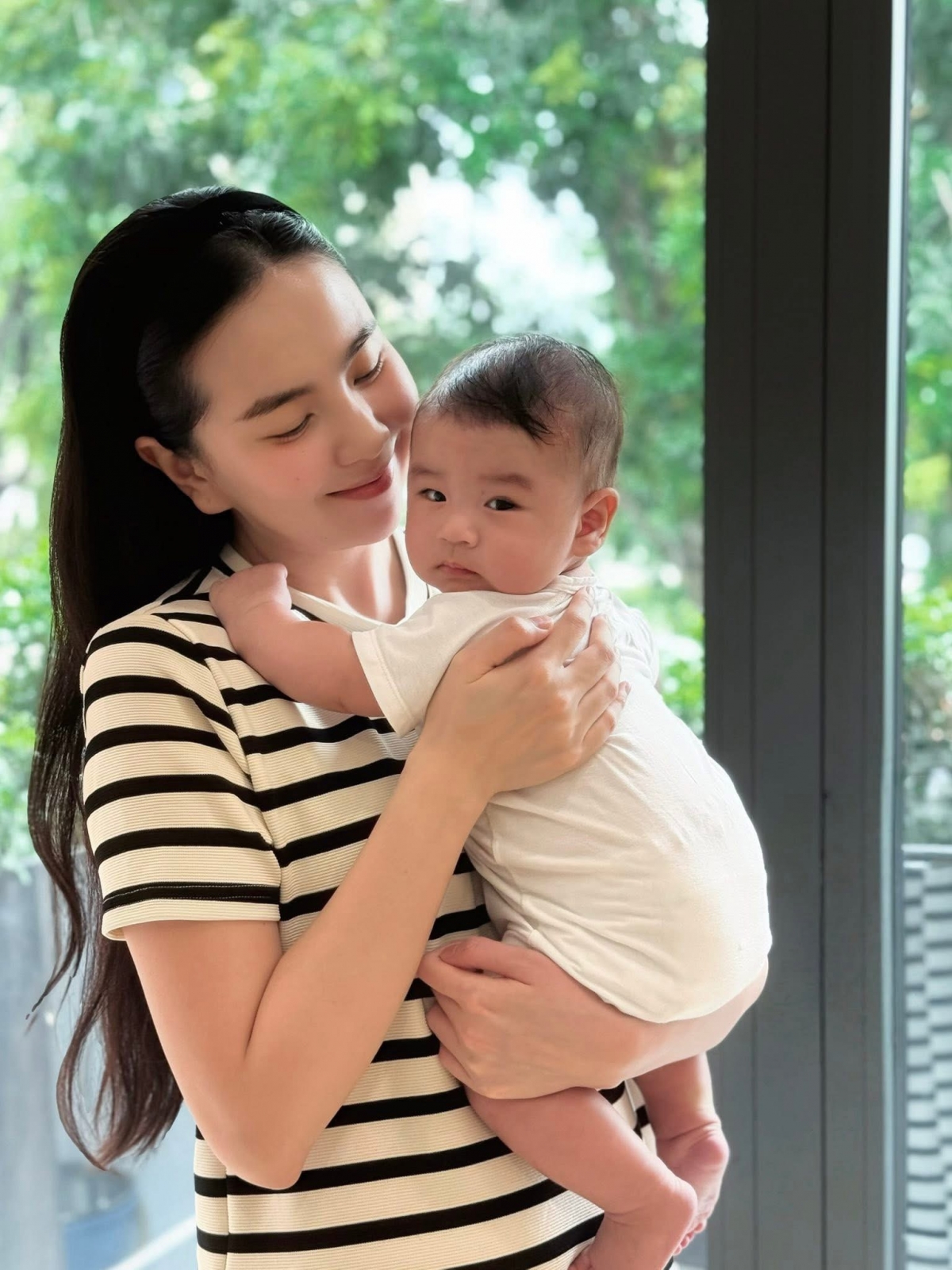 MC Mai Ngọc cho con trai 4 tháng tuổi đi bơi. Cô cho biết con được mẹ cho đi dạo 2 lần/ngày, tuần đi bơi 2 buổi. 