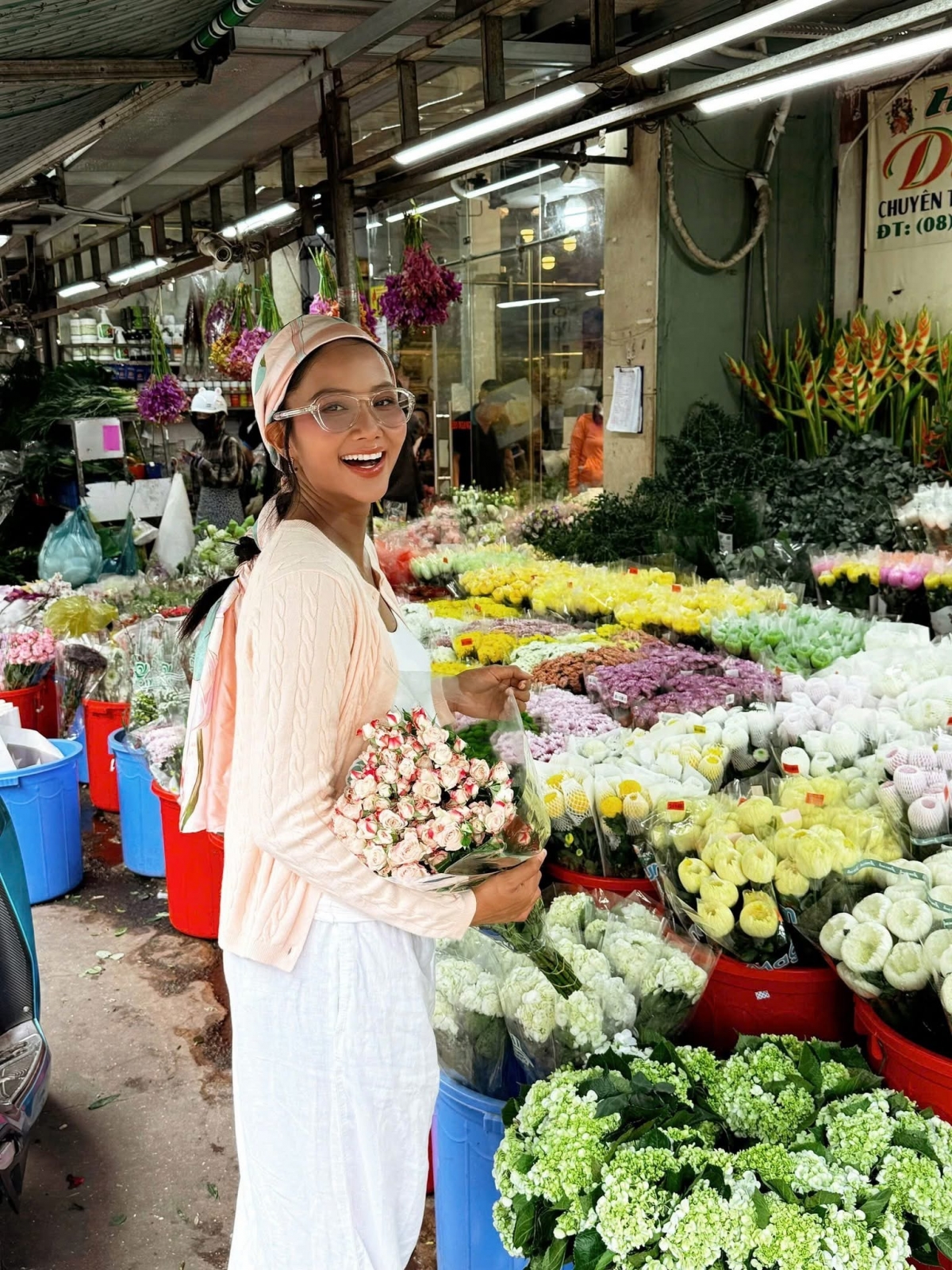 Hoa hậu H’Hen Niê rạng rỡ đi mua hoa. “Em Hen cắm hoa xấu lắm cả nhà ơi, bình thường có anh Khôi cắm, Hen mua về thôi”, người đẹp viết.