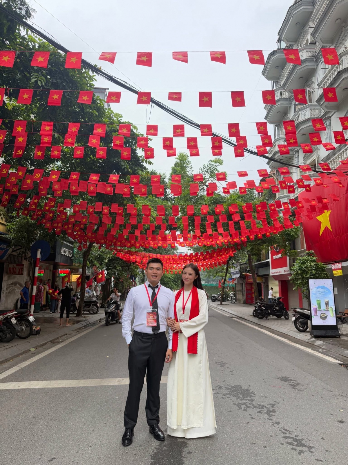 Vợ chồng Salim - Hải Long chuẩn bị cho buổi tổng hợp luyện diễu binh. Salim vui mừng và háo hức khi buổi hợp luyện cũng là ngày sinh nhật cô.