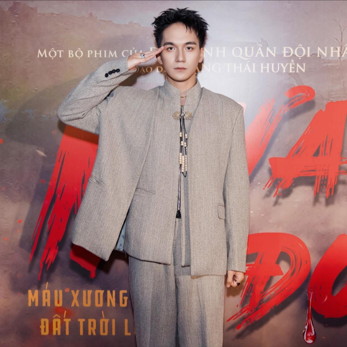 Diễn viên Nhật Hoàng chia sẻ cảm xúc sau buổi ra mắt phim “Mưa đỏ”: “Khoảnh khắc phim kết thúc, cả rạp vẫn lặng im, không ai đứng lên, mọi người chọn ở lại đến tận dòng credit cuối cùng. Lúc đó, Hoàng vỡ oà. Vì Hoàng biết bộ phim đã thật sự chạm đến trái tim khán giả”.