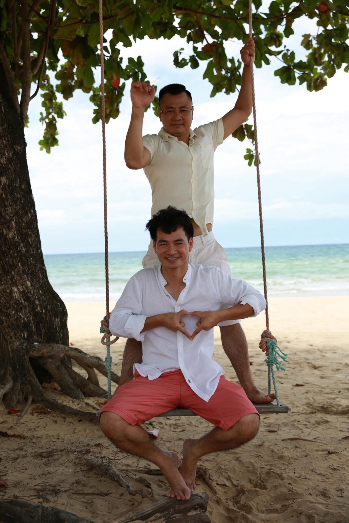 Nghệ sĩ nhân dân (NSND) Tự Long làm thơ mừng sinh nhật Cục trưởng Cục nghệ thuật biểu diễn Xuân Bắc: "Nó đã năm mươi Mình năm ba/ Ngoảnh đi ngoảnh lại thế là già/ Ba mươi năm chẵn cùng gắn bó/ Ký túc một thời khu văn công/ Chúc cục trưởng khỏe/ Luôn luôn giữ gìn phong độ/ Tóc quăn da trắng lưỡi dài/ Tinh thần làm việc bằng hai người thường".