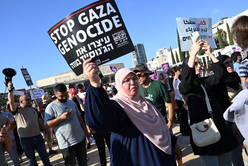 Hàng trăm người Do Thái và người Arab giơ biểu ngữ kêu gọi chấm dứt chiến tranh Israel - Hamas, trong một cuộc biểu tình tại Quảng trường Habima ở Tel Aviv, Israel, ngày 23/8. Ảnh: UPI