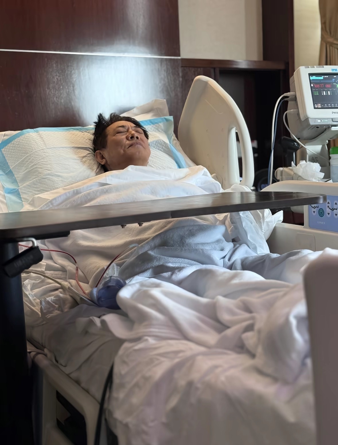 Hình ảnh Lý Liên Kiệt nhập viện khiến fan lo lắng