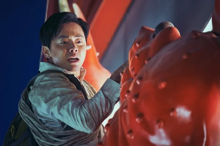 Trong “Exit” (2019), Jo Jung-suk khiến khán giả ngạc nhiên bởi những pha hành động gay cấn.