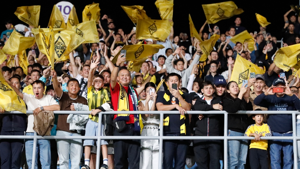 Niềm vui của các CĐV khi Kairat Almaty giành vé dự cúp C1 châu Âu mùa này (Ảnh: Reuters)