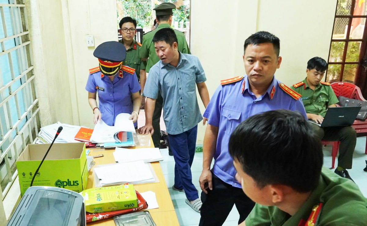 Công an khám xét nơi làm việc của Nguyễn Khương Hoàng.