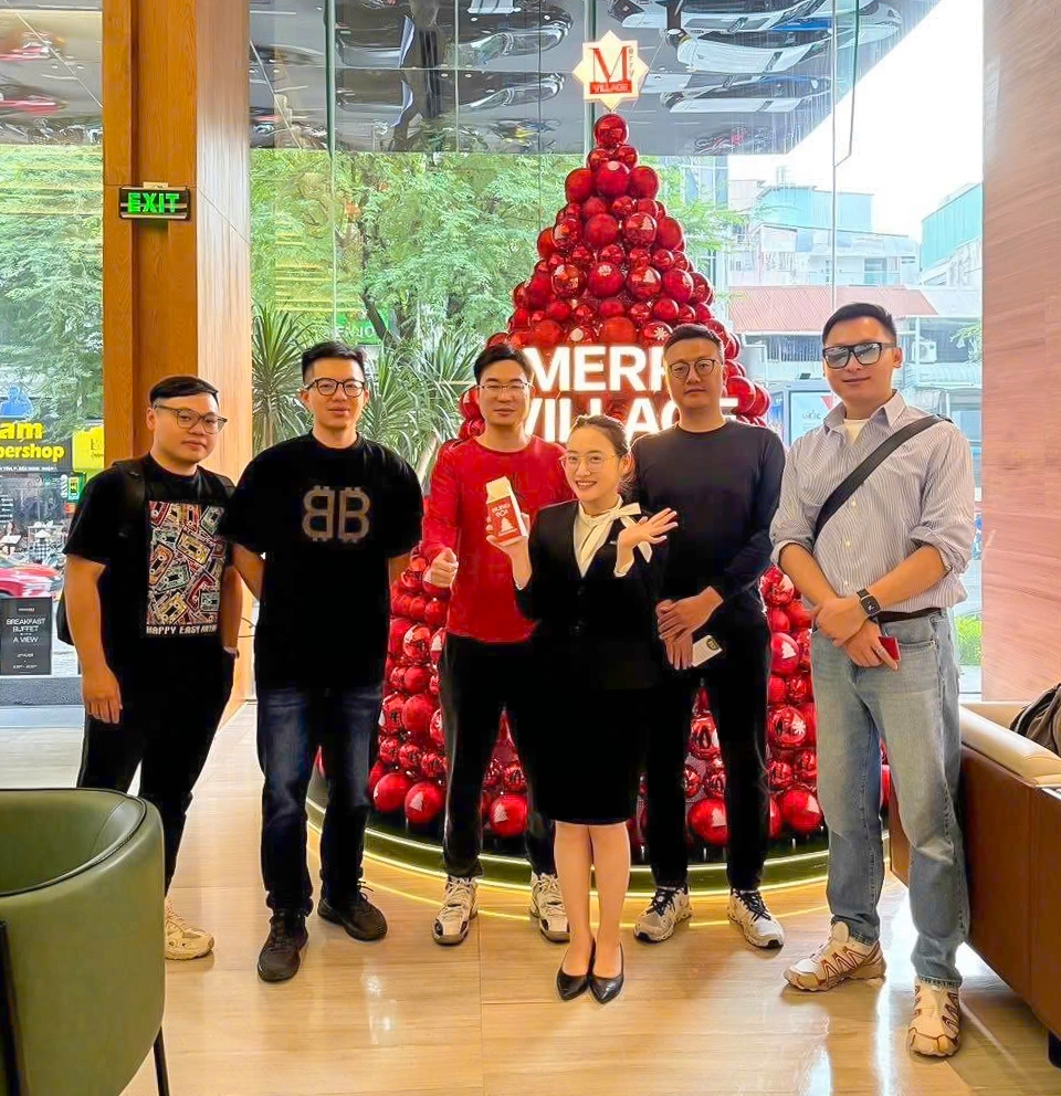 Du khách Trung Quốc check in tại khách sạn M Village, TP.HCM. Ảnh: Tài Lê