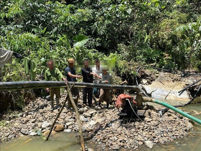 Phương tiện và máy móc các đối tượng sử dụng để khai thác vàng trái phép. Ảnh: TTXVN 