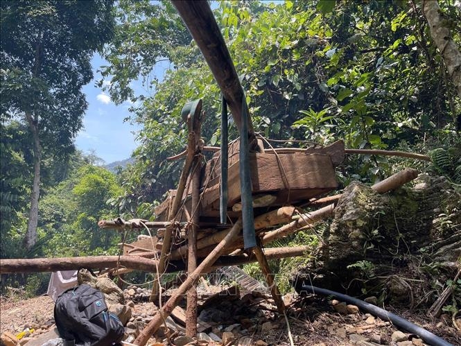 Tang vật thu giữ tại hiện trường. Ảnh: TTXVN 