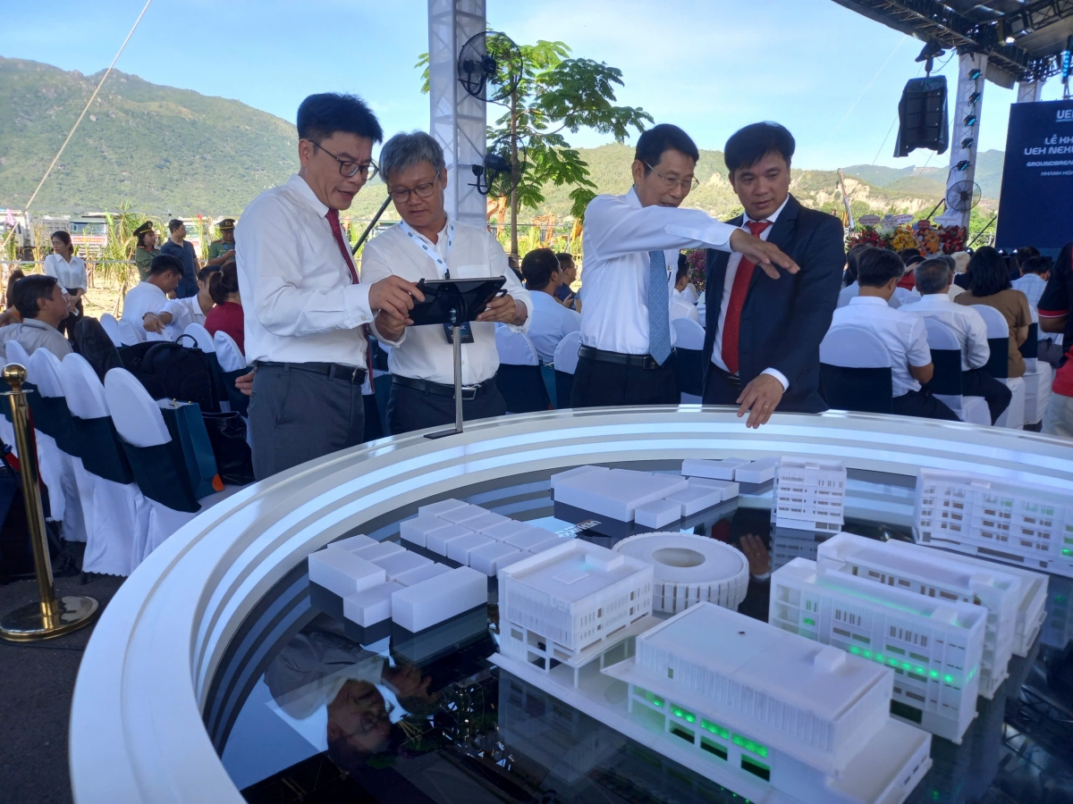 Đại biểu tham quan mô hình Cơ sở Đại học Kinh tế thành phố Hồ Chí Minh tại Nha Trang