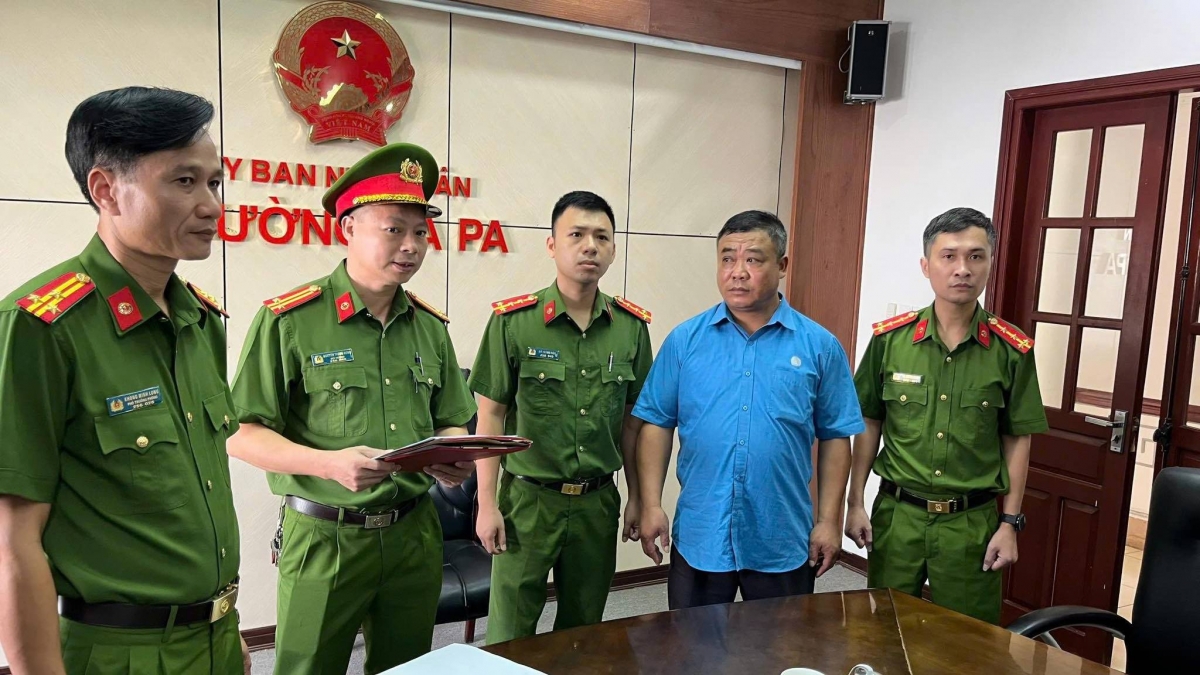 Bị can Nguyễn Bá Nguyên (áo xanh)