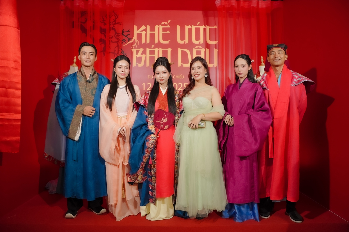 Dàn diễn viên trong trang phục cổ trang