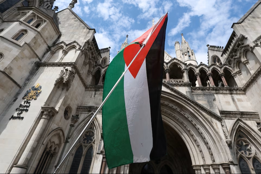 Lá cờ Palestine ngoài Tòa án tối cao London, Vương quốc Anh. Ảnh: Reuters
