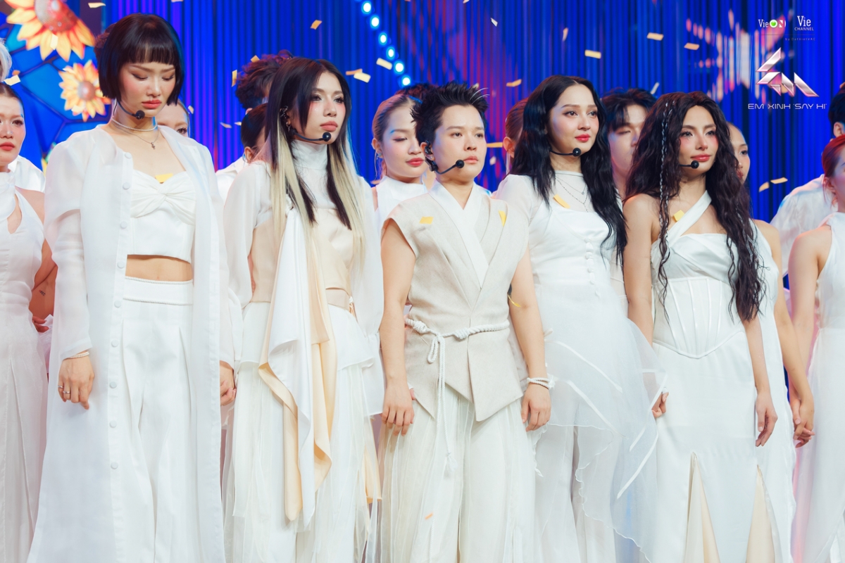 Đội Em xinh LyHan mang đến tiết mục "Lắm lúc"