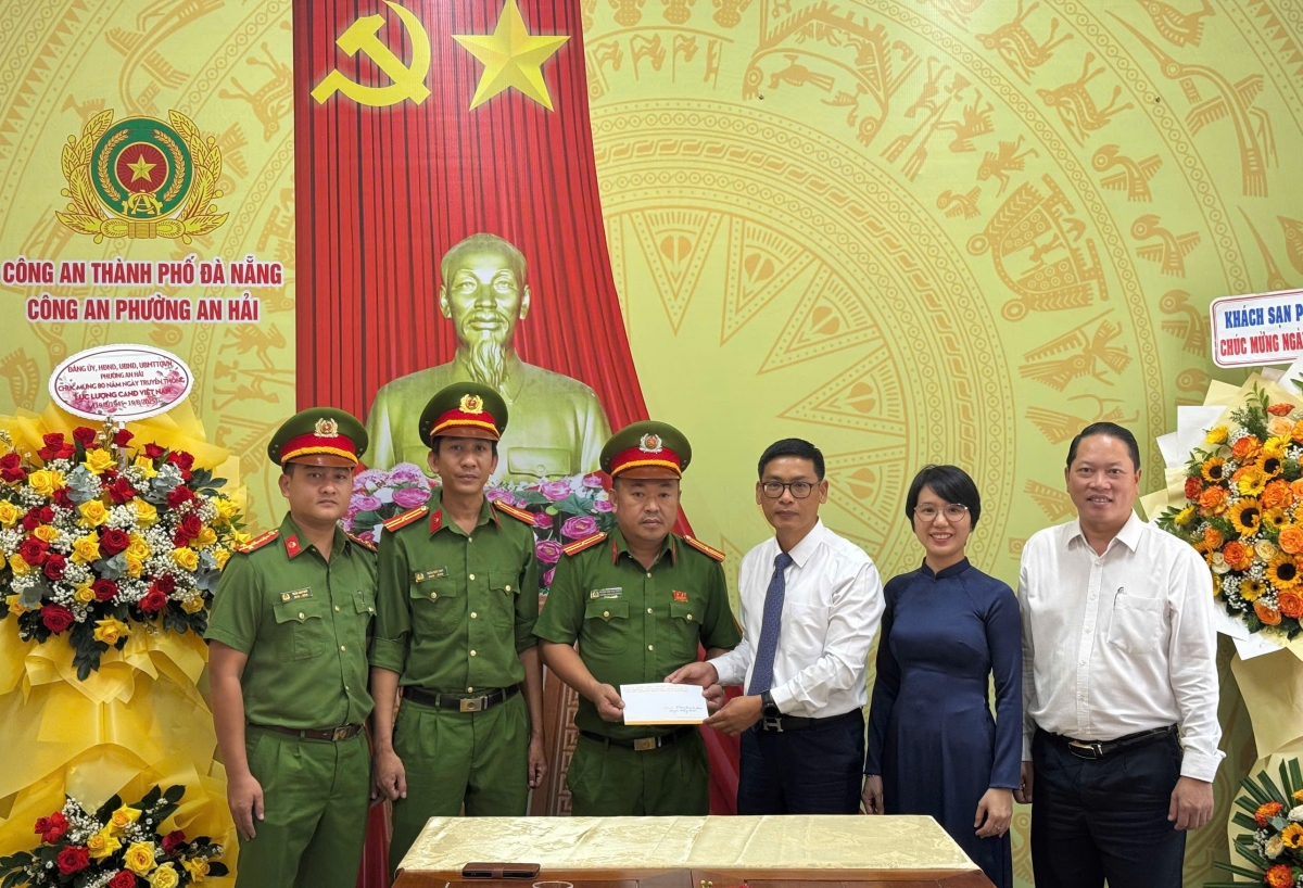 Lãnh đạo phường An Hải, thành phố Đà Nẵng thưởng nóng Công an phường về thành tích phá án.