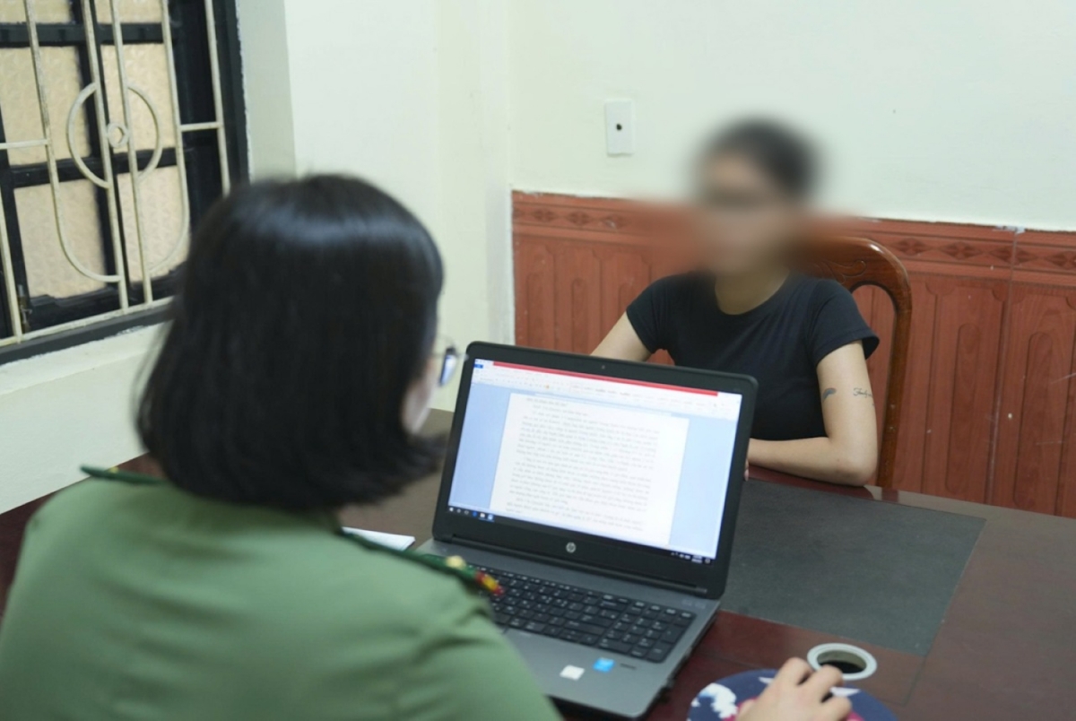 Lấy lời khai những người đến đầu thú tại cơ quan Công an (ảnh: Công an Quảng Trị)