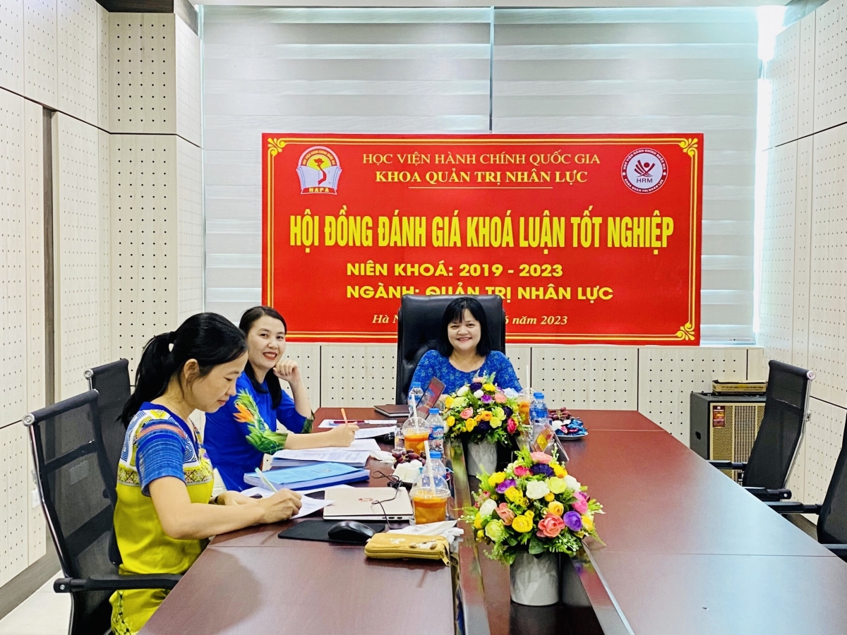 TS Lê Cẩm Hà, Khoa Quản trị nhân lực, Học viện Hành chính và Quản trị công làm việc cùng đồng nghiệp.