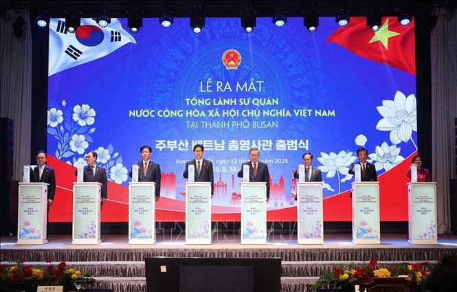 Tổng Bí thư Tô Lâm và các đại biểu thực hiện nghi thức ra mắt Tổng Lãnh sự quán Việt Nam tại thành phố Busan. Ảnh: Thống Nhất/TTXVN