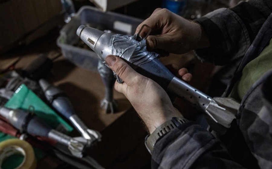 Lính Ukraine chuẩn bị gắn quả đạn vào UAV. Ảnh: Ed Ram.