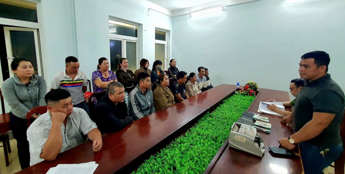 Các đối tượng trong đường dây đánh bạc của Quốc và Dung làm việc với công an.