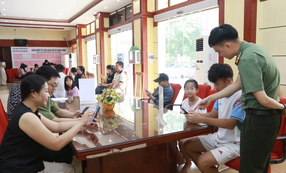 Đoàn viên thanh niên Công an tỉnh Lạng Sơn xung kích hỗ trợ người dân sử dụng dịch vụ công trực tuyến