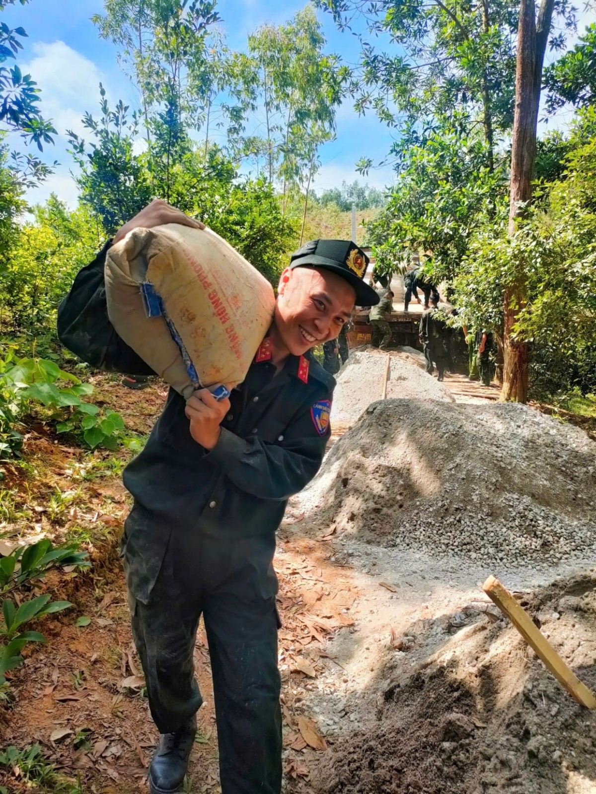 Đoàn viên thanh niên Công an tỉnh Lạng Sơn xung kích hỗ trợ người dân sử dụng dịch vụ công trực tuyến