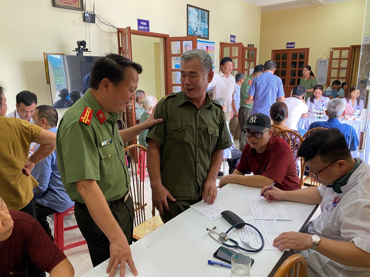 Đồng chí Đại tá Triệu Tuấn Hải – Phó Giám đốc Công an tỉnh hỏi thăm người dân