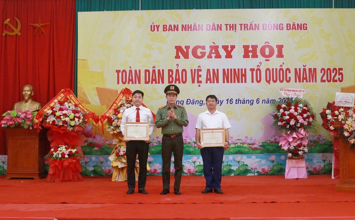 Đồng chí Thượng tướng Lê Quốc Hùng, Ủy viên Trung ương Đảng, Thứ trưởng Bộ Công an trao Bằng khen của Bộ trưởng Bộ Công an cho các tập thể, cá nhân có thành tích xuất sắc trong phong trào nhân dịp Ngày hội toàn dân bảo vệ ANTQ tại thị trấn Đồng Đăng (nay là xã Đồng Đăng)