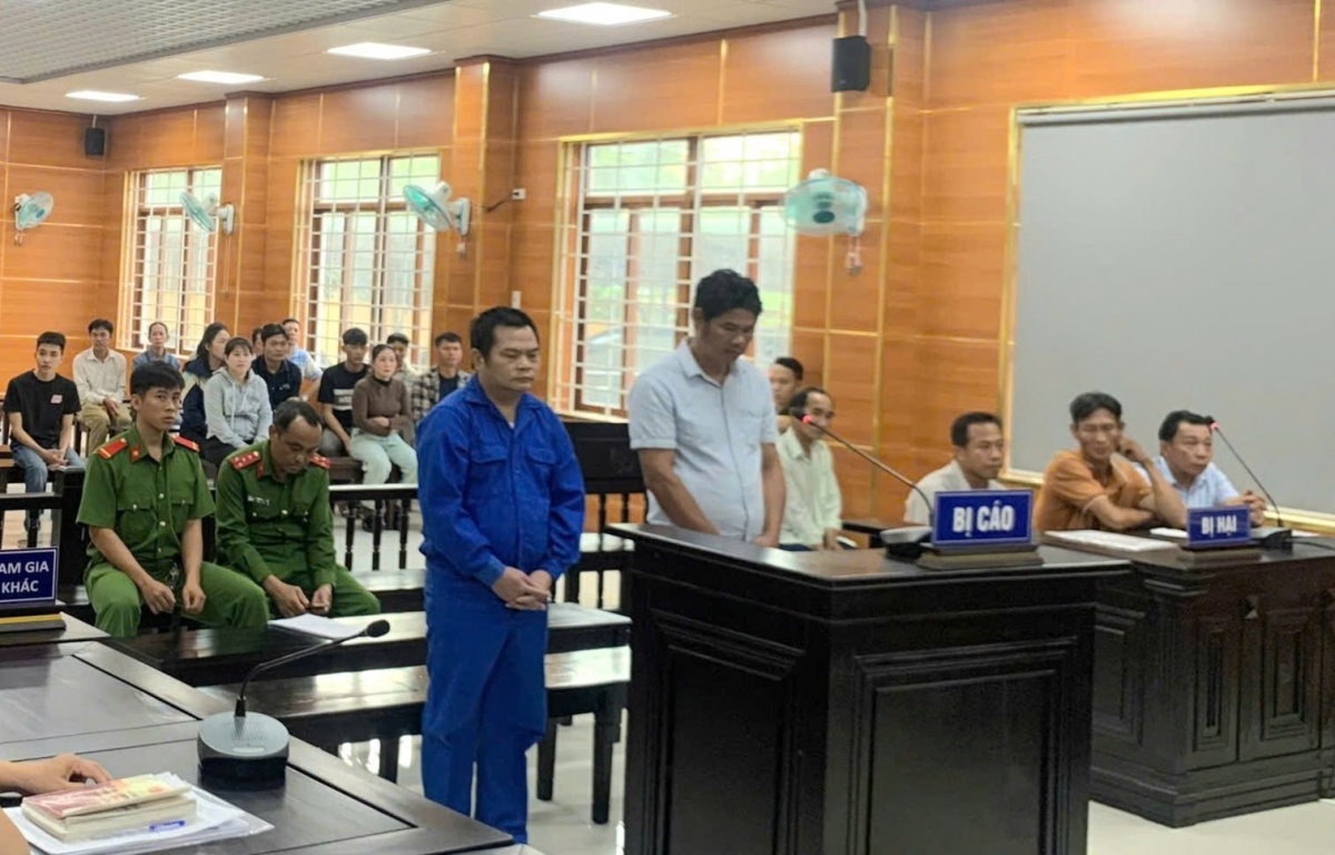 Hai bị cáo tại tòa.