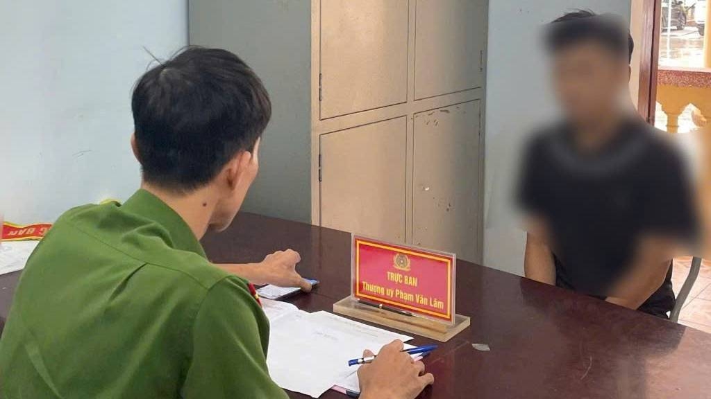 P.Đ.A. được lực lượng công an phân tích, giảng giải về những thủ đoạn tinh vi của tội phạm lừa đảo trên không gian mạng. (Ảnh: Công an Hải Phòng)