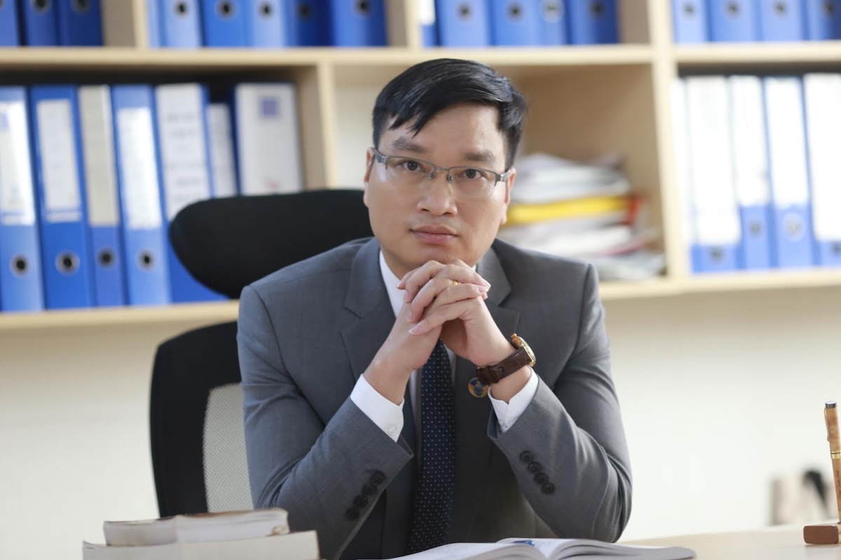 Theo luật sư Trần Tuấn Anh, Giám đốc công ty luật Minh Bạch, việc chụp ảnh cần được tích hợp vào hệ thống phần mềm, tự động hóa lưu trữ, mã hóa và gắn kèm hồ sơ điện tử - thay vì thực hiện thủ công gây phiền hà. Ảnh: PV