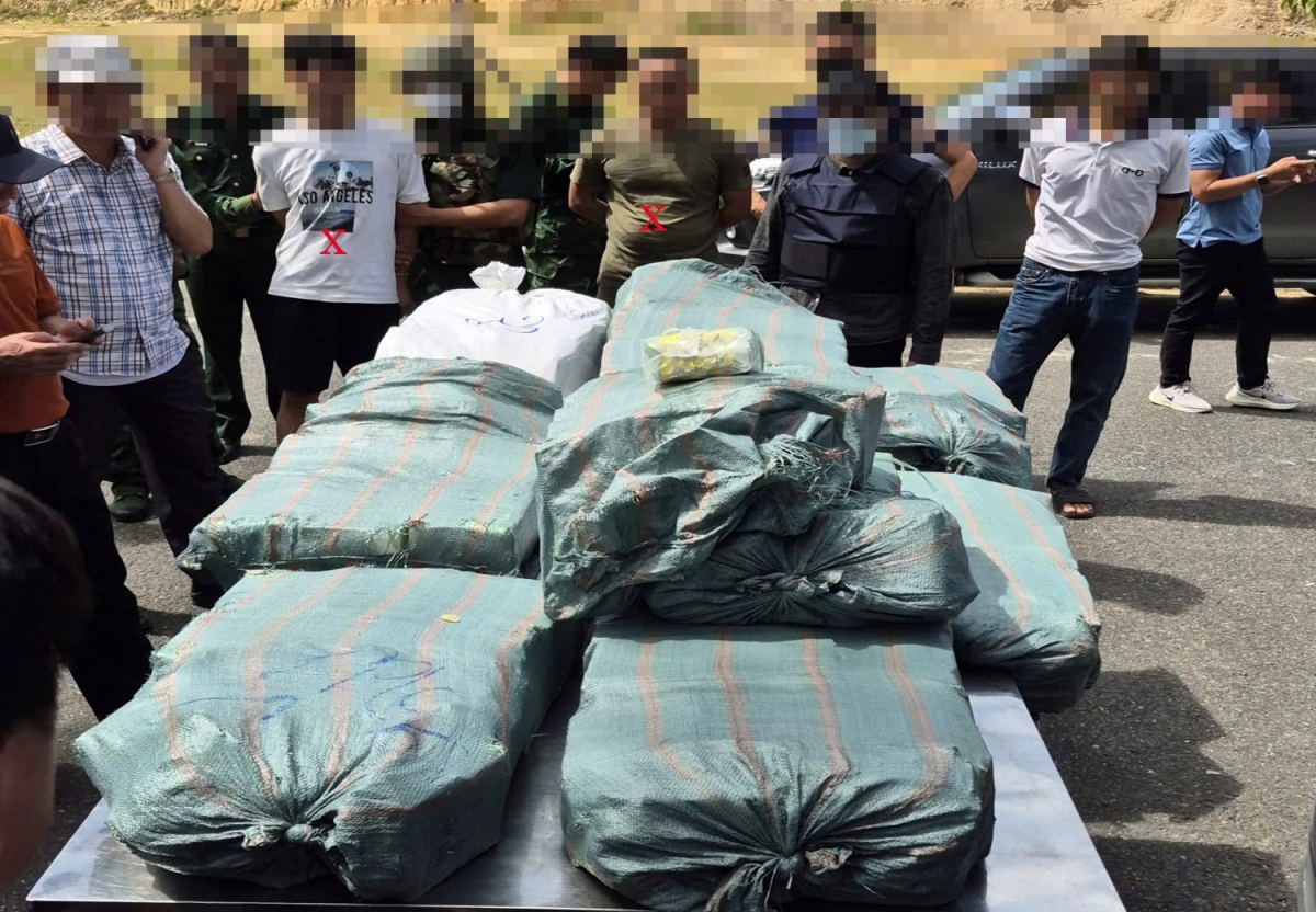 Lực lượng chức năng bắt quả tang 2 người vận chuyển 295,5kg ma túy các loại