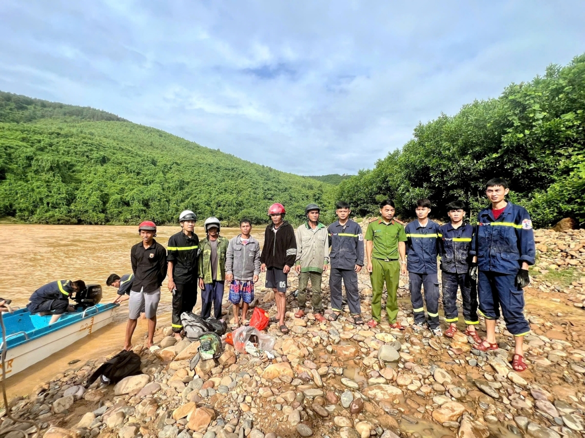 Lực lượng chức năng cứu hộ kịp thời 5 người dân bị cô lập do mưa lũ