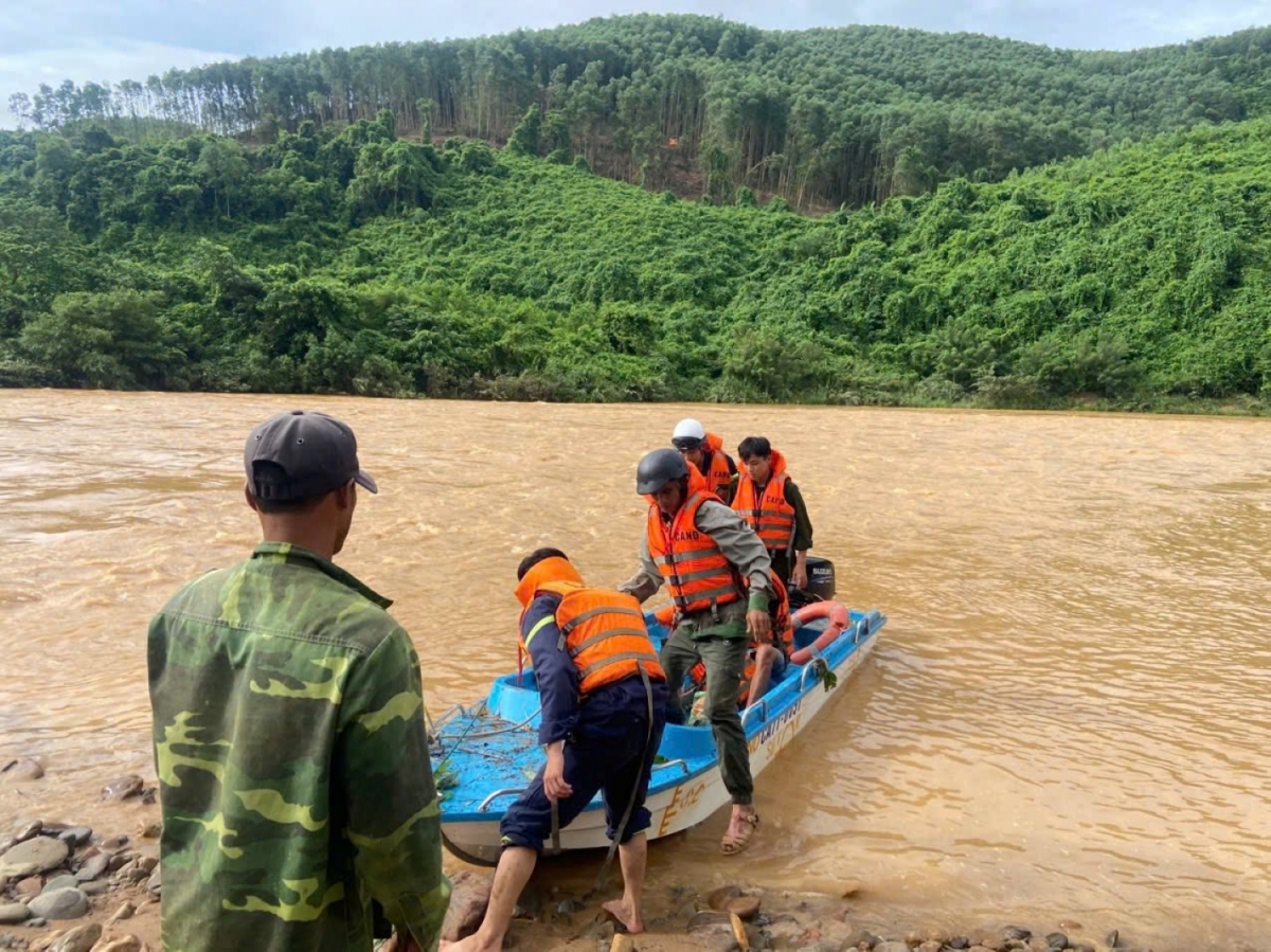 Lực lượng chức năng cứu hộ thành công 5 người dân đi làm rừng bị mưa lũ cô lập