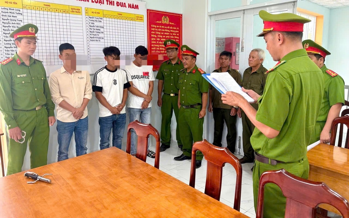 Lực lượng chức năng thi hành lệnh bắt tạm giam các đối tượng. (Ảnh: D.T)