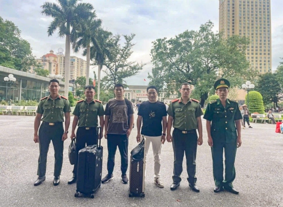 Lực lượng chức năng trục xuất đối tượng Xu Chui Chun và Zhou Tao (giữa)