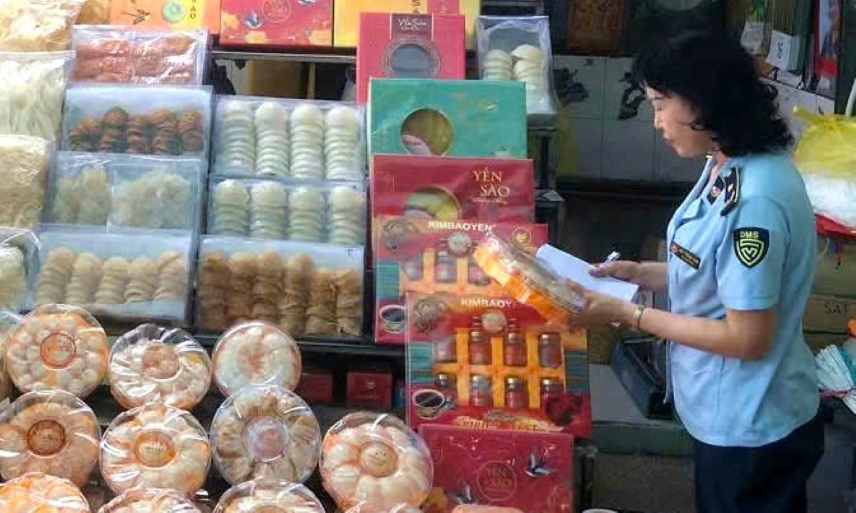 Lực lượng quản lý thị trường TP.HCM kiểm tra sản phẩm yến (Ảnh do CCQLTT TP.HCM cung cấp)