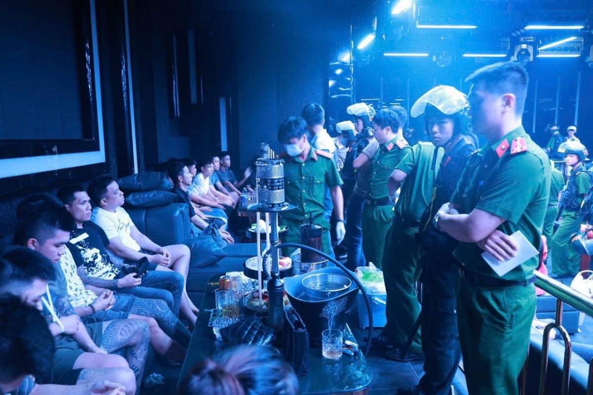 Lực lương công an cũng xác định 52 người có dấu hiệu của tội “Tổ chức sử dụng trái phép chất ma túy” tại 2 cơ sở nhà hàng và vũ trường nêu trên. (Ảnh: Công an tỉnh Quảng Trị)