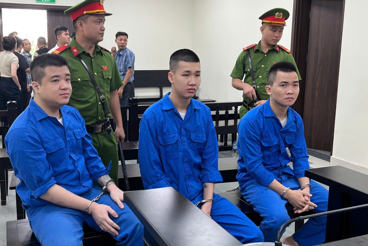 Các bị cáo Cảnh, Kiên và Khanh tại phiên toà. (Ảnh: Phú Ân)