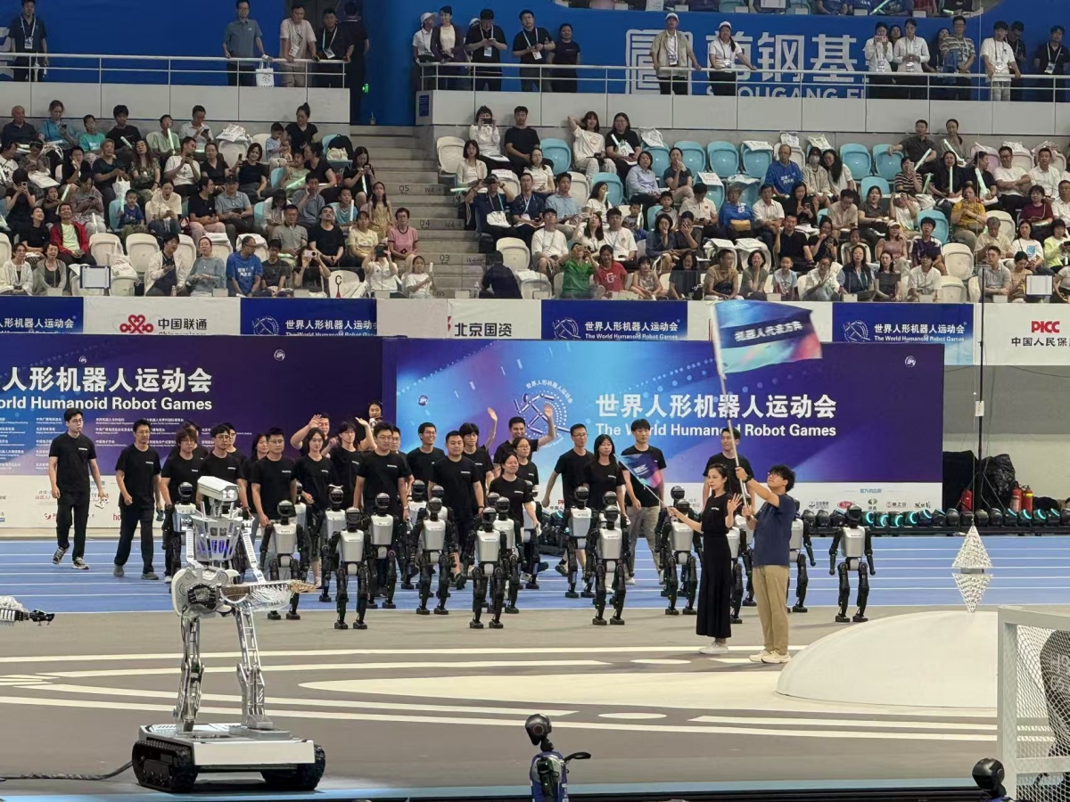 Màn diễu hành của đội vận động viên robot.