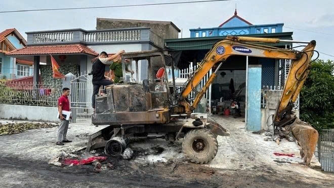 Xe máy xúc hiệu SAMSUNG 55 loại bánh lốp, thuộc sở hữu của ông Tr.V.H (sinh năm 1975), đã bị đốt cháy rụi