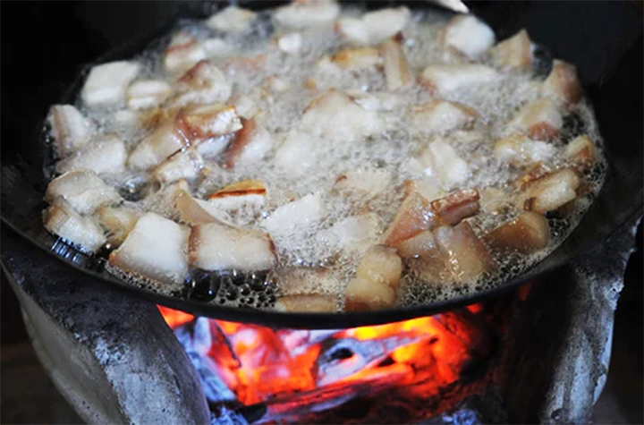 Mẹo rán mỡ lợn trắng, thơm, lâu hỏng: Bắt đầu với lửa nhỏ để mỡ từ từ tiết ra. (Ảnh: Pumpkincreekranchco)