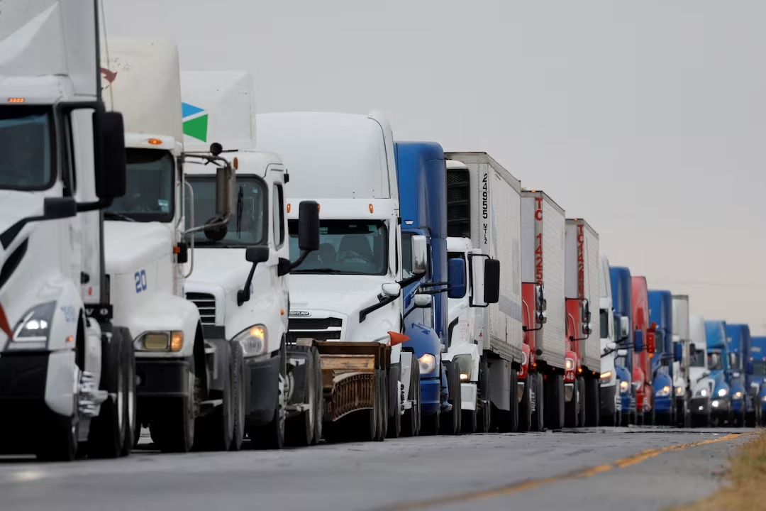 Xe chở hàng hóa ở biên giới giữa Mexico và Mỹ. (Ảnh: Reuters)