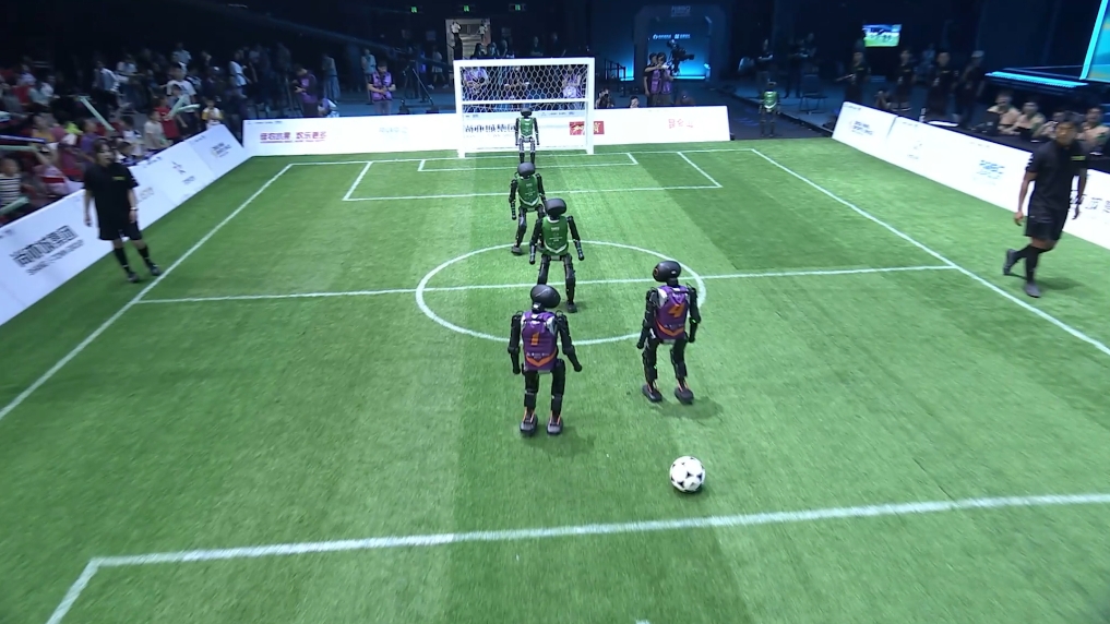Trận đấu thử nghiệm đầu tiên cho Đại hội thể thao robot hình người thế giới 2025 và là giải bóng đá robot AI 3 đấu 3 hoàn toàn tự động đầu tiên tại Trung Quốc. Ảnh: Tân Hoa xã