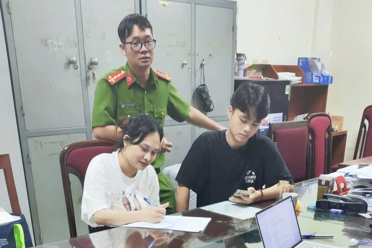 Ngô Thị Thêu (áo trắng) tại cơ quan công an. (Ảnh: Bộ Công an)