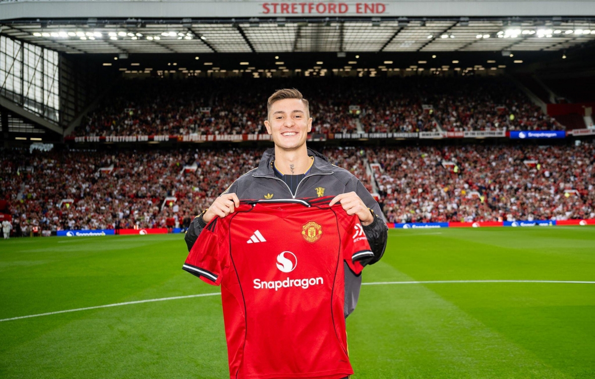 Trước trận đấu, tân binh Sesko chính thức ra mắt các CĐV MU. 