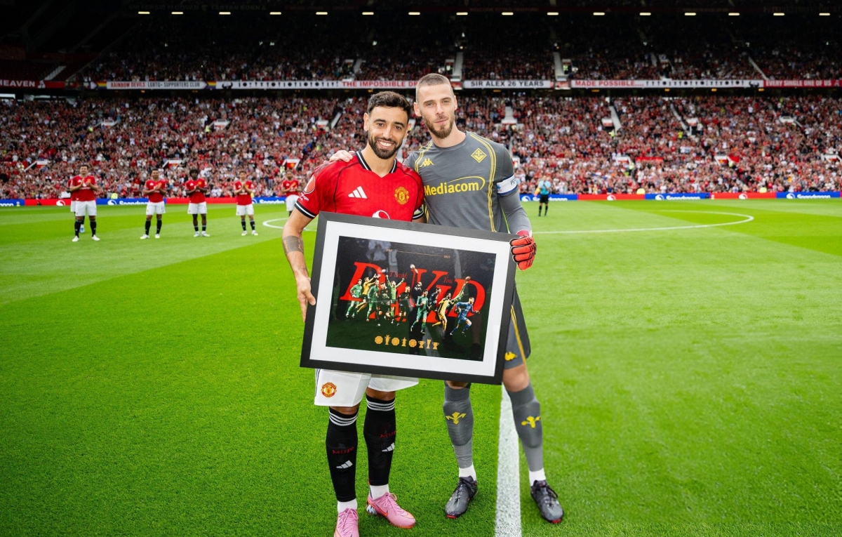 Bruno Fernandes đại diện MU trao quà lưu niệm cho De Gea. 